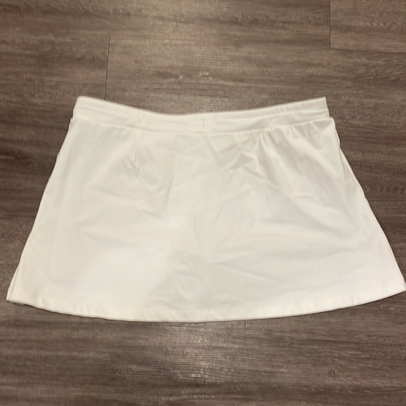 Outdoor Voices Skirt with built-in shorts - Picture 4 of 5